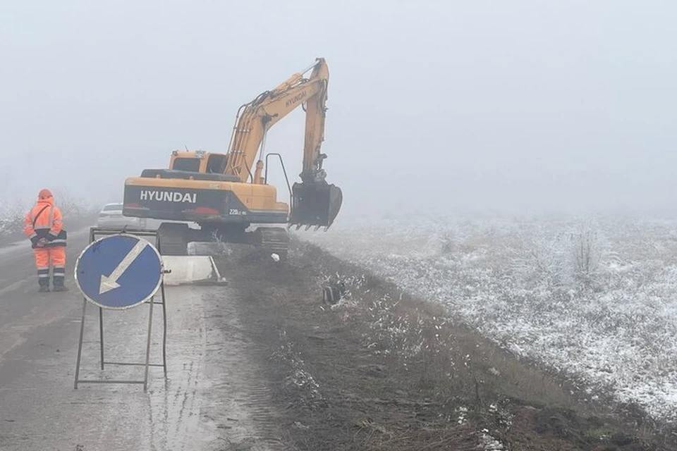 В Херсонской области уложили 80 км асфальта по программе 2025 года    В Херсонской области планируют в 2025 году заасфальтировать 135 километров дорог. При этом 80 километров на 22 января уже уложено благодаря ударному труду.  «Новое покрытие устроено на участках трасс Великая Лепетиха-Ивановка- Геническ – 44 км, Новая Каховка-Армянск – 32 км, Новая Каховка-Геническ – два км. Сейчас подрядчики на ряде объектов занимаются расчисткой полос отвода, в то числе на автодороге Херсон-Джанкой-Керчь», - сообщает госкорпорация «Автодор».  Всего в Херсонской области «автодоровцы» планируют уложить по программе 2025 года 135 километров асфальтобетона, в том числе 15-километровый участок дороги от административной границы до Каланчака, который соединяет область с Республикой Крым.