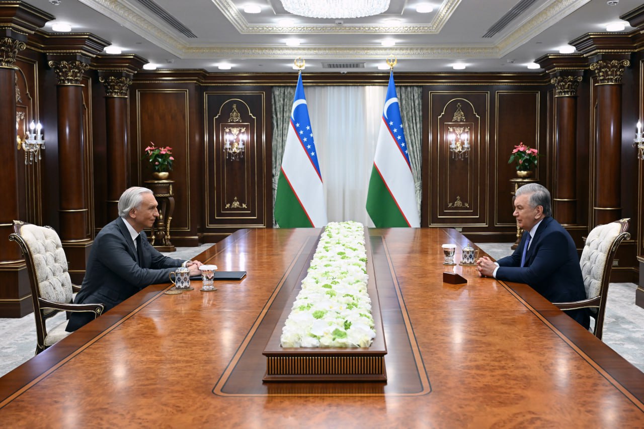 Президент Узбекистана Шавкат Мирзиёев встретился с председателем правления "Газпром нефть" Александром Дюковым Стороны обсудили расширение сотрудничества в сфере поставок нефтепродуктов, освоения трудноизвлекаемых месторождений и цифровизации отрасли.