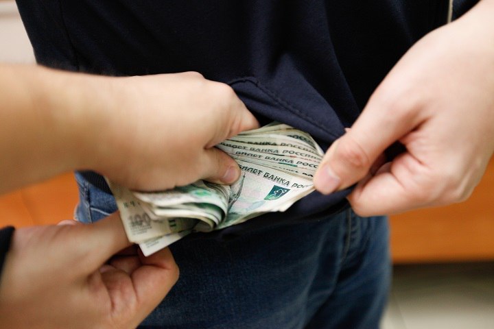 Подкуп на полмиллиона В Якутске завершено расследование уголовного дела о крупном коммерческом подкупе Директор строительной организации обвиняется в том что незаконно заплатил 500 тысяч рублей за фальшивые экспертные заключения Эти документы должны были подтвердить качество стройматериалов для возведения домов в отдаленном селе Саскылах Подрядчик работал по республиканской программе по переселению людей из аварийного жилья Столкнувшись с отсутствием в селе сертифицированных лабораторий он пошел на сделку За деньги знакомый руководитель экспертного учреждения изготовил протоколы ложно подтвердившие соответствие бетонных изделий всем государственным стандартам Таким образом надежность построенных многоквартирных домов оказалась под большим вопросом Дело было открыто по материалам управления экономической безопасности МВД Якутии Следствие собрало все доказательства и теперь утвержденное прокурором обвинительное заключение направлено в суд для вынесения приговора