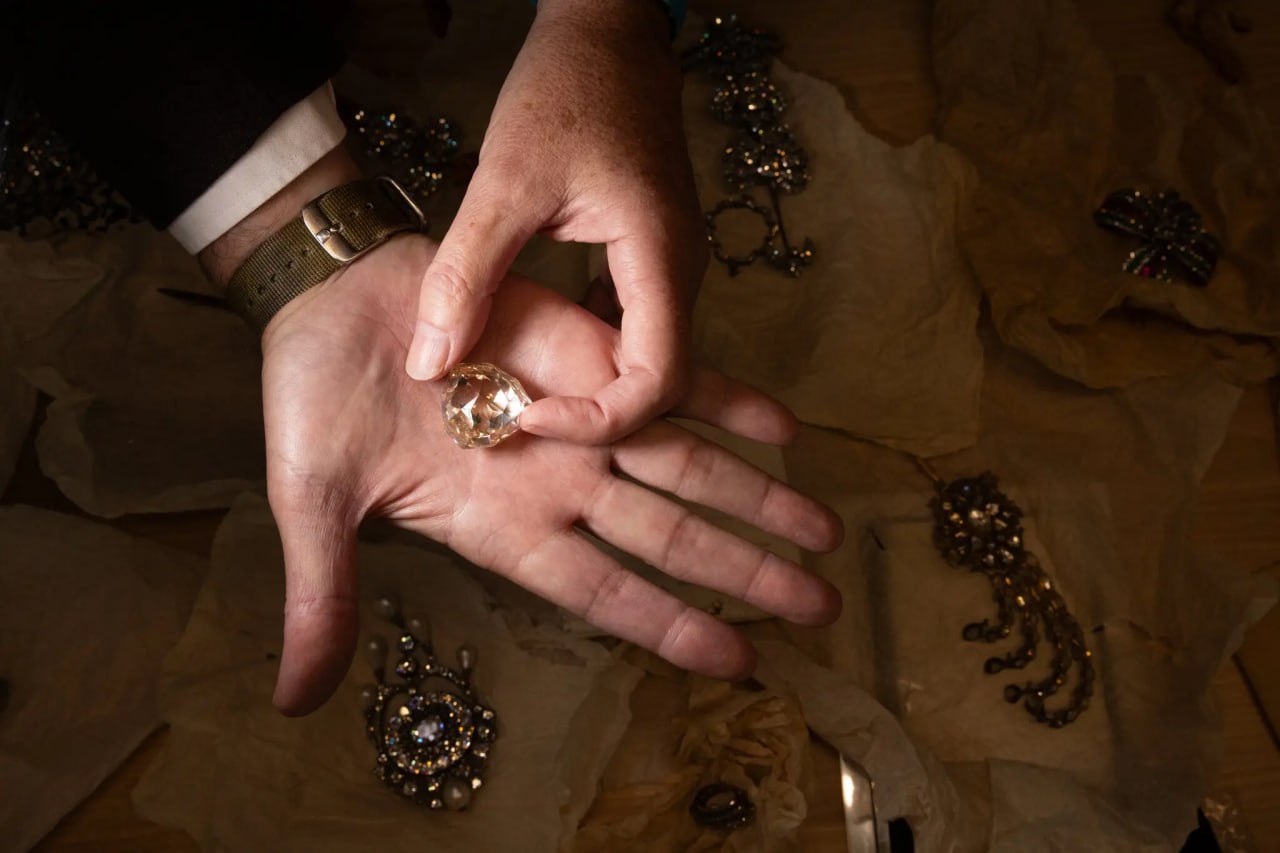 Бриллиант Флорентиец династии Габсбургов который считался утерянным с 1919 года обнаружился в Канаде Оказалось что семья тайно хранила камень весом 137 карат в банке Фото New York Times