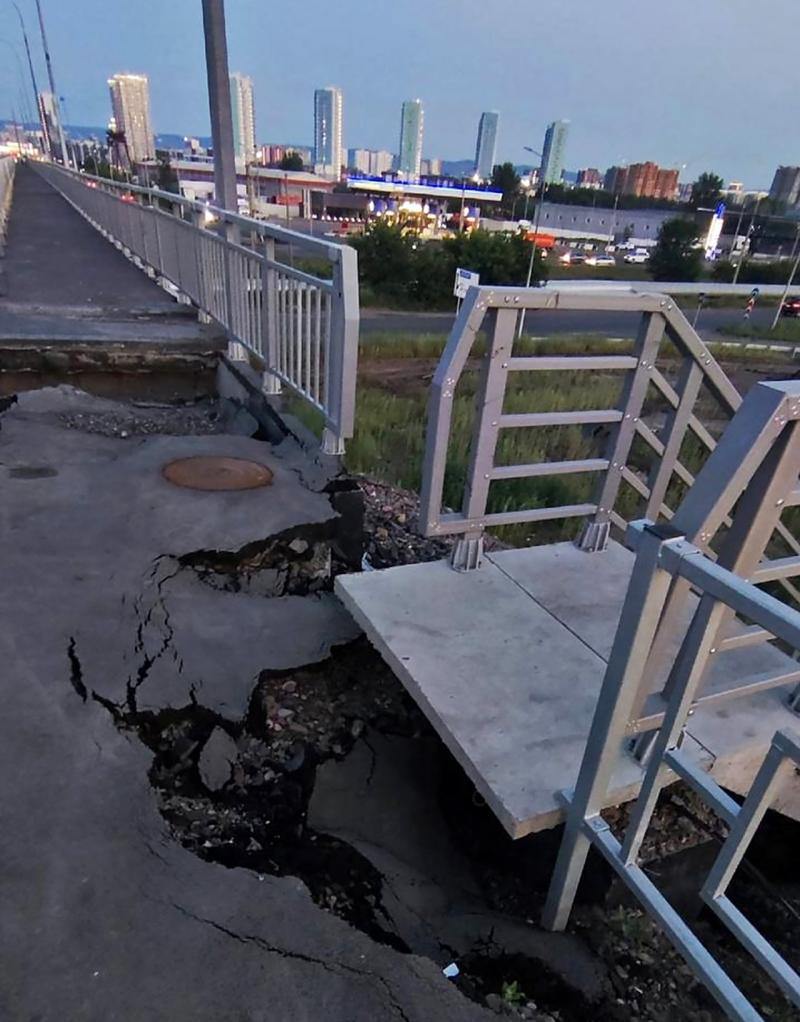 В Красноярске временно ограничили движение на многоуровневой развязке Северного шоссе.   С 30 сентября перекрывается участок в районе улицы Авиаторов, соединяющий Взлетку и микрорайон Солонцы-2.   Это связано с тем, что ООО «КДСК» будет устранять дефекты, на которые обратил внимание заказчик, Управление капитального строительства:    На фото: провал тротуара после дождей летом  #красноярск