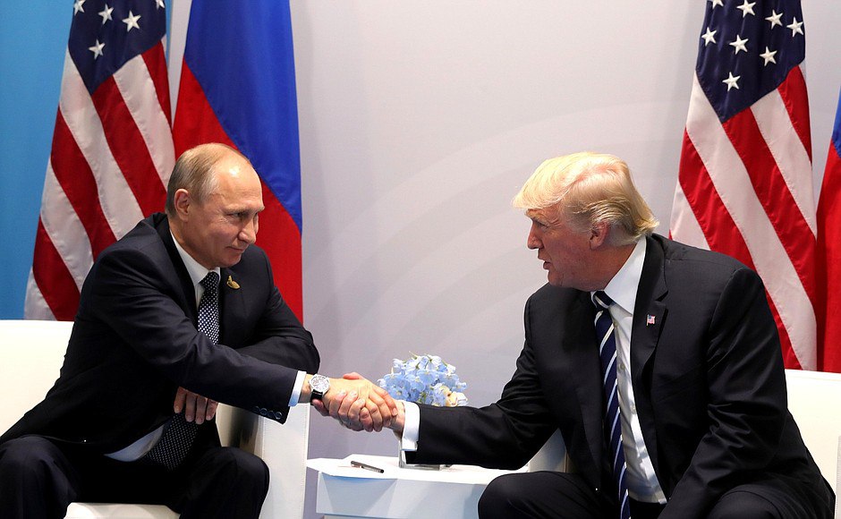 Трамп планирует поговорить с Путиным Президент США Дональд Трамп заявил о намерении обсудить с президентом России Владимиром Путиным возможности урегулирования конфликта на Украине. Трамп выразил уверенность в заинтересованности российского лидера в прекращении огня. «Я собираюсь поговорить с Владимиром Путиным, посмотреть, сможем ли мы это закончить. Так что я поговорю с Путиным»,— сказал Дональд Трамп на пресс-конференции в Гааге по итогам саммита НАТО. Непосредственно перед этим состоялась встреча Дональда Трампа с президентом Украины Владимиром Зеленским, в ходе которой, согласно заявлениям сторон, были затронуты различные вопросы. В частности, украинский лидер сообщил, что обсуждал с президентом США возможные пути достижения прекращения огня, в то время как Трамп заявил, что данная тема в ходе переговоров не затрагивалась, однако отметил, что видит заинтересованность Зеленского в скорейшем урегулировании сложившейся ситуации. Обратная связь Подписаться