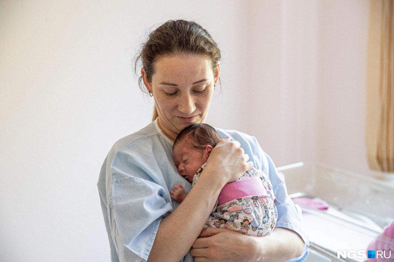 Не зря говорят что новогодняя ночь полна чудес и именно в нее исполняются заветные желания ведь сразу в четырех семьях из Приморья произошло по настоящему радостное событие рождение ребенка Об этом рассказали в пресс службе краевого минздрава Первым на свет после боя курантов появился мальчик в 00 48 он родился во Владивостокском клиническом родильном доме 3 у жительницы Артема Малыш оказался настоящим богатырем и весил 4030 граммов при среднем диапазоне в 2500 3800 а его рост составил 53 сантиметра Всего через час в 01 47 в Перинатальном центре Приморского края родилась девочка весом 2650 граммов и ростом 48 сантиметров Следующее чудо произошло в 03 55 в Уссурийской центральной районной больнице малыша родила местная жительница Вес ребенка составил 3470 граммов а рост 55 сантиметров Под утро первого дня Нового года в 05 30 в родильном отделении краевой клинической больницы 1 во Владивостоке пополнение произошло в еще одной семье из Уссурийска На свет появился малыш ростом 52 сантиметра и весом 3450 граммов Интересно что один ребенок появился на свет всего за 5 минут до наступления Нового года в 23 55 врачи Уссурийской горбольницы провели операцию и помогли родиться малышу в многодетной семье Он стал пятым Подписаться в Telegram    Подписаться в MAX