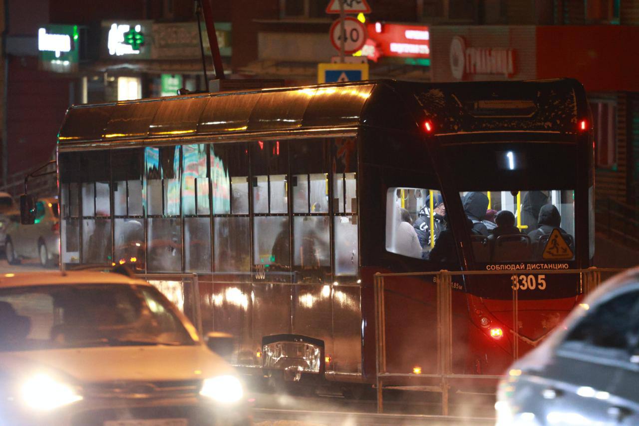 Временно изменена схема движения трамваев 5 В связи отсутствием напряжения в контактной сети на пересечении улиц Антона Петрова и Телефонная изменено движение трамваев следующих по маршруту 5 Специалисты предприятия работают на месте Схема движения трамвая маршрута 5   площадь Свободы Ползунова Красноармейский Анатолия ст Депо 1 Анатолия Челюскинцев Коммунаров   площадь Свободы Ползунова Красноармейский Строителей Ленина Северо Западная Малахова Космонавтов Барнаульский молочный комбинат МЫ В МАХ