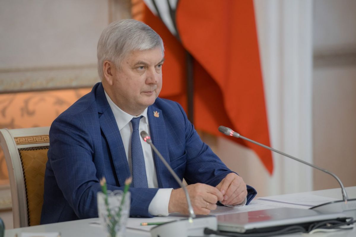 Губернатор Воронежской области Александр Гусев попал в базу "Миротворца"      Основанием для внесения данных о Гусеве в базу, согласно данным сайта, стало его содействие ВС РФ, а также «участие в попытках покушения на суверенитет Украины» и в «контрабанде товаров на территорию новых субъектов РФ».    - признан экстремистским ресурсом и запрещен на территории РФ  ↗  Прислать новость   Подписаться