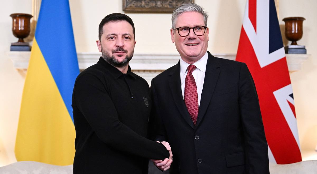 Рейтинг премьер министра Великобритании Кира Стармера опустился до рекордно низкого уровня за все время проведения опросов общественного мнения свидетельствует социологическое исследование компании Ipsos результаты которого приводит телеканал Sky News Лишь 13 среди 1 тыс человек опрошенных в сентябре сообщили что довольны работой главы нынешнего правительства Лейбористской партии 79 сообщили что результаты Стармера их не устраивают Дмитрий Никотин Подписаться