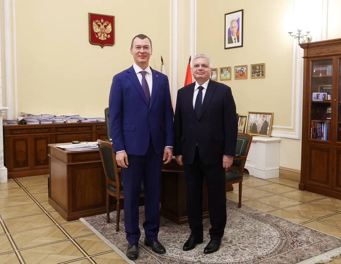 Сергей Шишкарёв и Михаил Дегтярев обсудили этапы строительства гандбольного комплекса В Саратове Встреча состоялась сегодня 3 декабря Мы регулярно общаемся с Михаилом Владимировичем Дегтяревым сегодня в рамках официальной встречи также обсудили целый ряд насущных вопросов главный из которых связан с возвращением российских клубов и сборных на международную арену Во второй половине декабря мы планируем посетить Конгресс Международной федерации гандбола на котором пройдут выборы главы этой организации Будем делать все от нас зависящее чтобы процесс возвращения наступил как можно быстрее Я проинформировал министра спорта о том что было сделано за последнее время в плане развития нашего вида спорта Затронули вопросы спортивной инфраструктуры состояния арен где проходят гандбольные матчи и в частности обсудили этапы строительства нового дворца спорта в Саратове отметил Сергей Шишкарёв