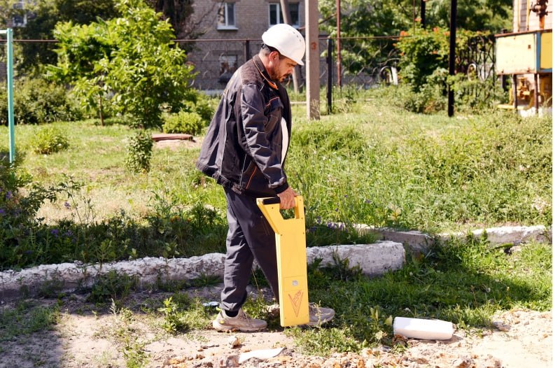 В Свердловском колледже кипит работа по созданию современного пищеблока Шеф-регион Красноярский край в этом году оказывает помощь в восстановлении 60 объектов Свердловского муниципального округа в рамках специального инфраструктурного проекта. Так, на одном их объектов – Свердловском колледже – выполняется ряд капитальных ремонтных работ по созданию нового современного пищеблока вместо устаревшей столовой. «Сейчас порядка 15 специалистов задействованы с сборе армированного каркаса – готовятся к заливке монолитной плиты на полы. Процесс трудоемкий и ответственный. Ведутся также работы по монтажу системы вентиляции, приступают к подготовке работ по наружным сетям, тепло и водоснабжения, а также наружной канализации. Ведется разведка, обследование существующих сетей и подготовка к непосредственным работам», - рассказал заместитель главного энергетика КГКУ «Управление капитального строительства Красноярского края» Андрей Корчагин. Читать далее...