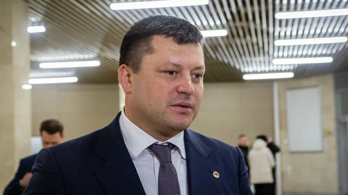Главу администрации Уфы Ратмира Мавлиева доставили в здание Следственного управления СКР по Башкирии на Петропавловской улице сообщают информированные источники Ъ Уфа С сити менеджером проводятся следственные действия Администрация Уфы и все городские службы работают в штатном режиме прокомментировал источник По данным источников вопросы к господину Мавлиеву вызваны продажей земельного участка санатория Радуга