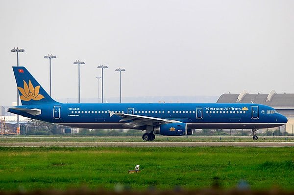 Авиакомпания Vietnam Airlines свяжет Хошимин с Бали  Авиакомпания Vietnam Airlines запустит новый рейс Хошимин — Бали этим летом. Как отмечают в авиакомпании, это будет способствовать развитию туризма, торговли и связей между Вьетнамом и Индонезией. Первый рейс запланирован на 1 июня 2025 года. Об этом пишет сетевое издание Buying Business Travel Russia.  Для Vietnam Airlines маршрут в Индонезию станет вторым, в результате чего общее количество еженедельных рейсов между двумя странами достигнет 14.  Сначала между Хошимином и Бали авиакомпания будет летать четыре раза в неделю — по средам, четвергам, субботам и воскресеньям, а с июля рейсы станут ежедневными.  aviaru.net/n281445