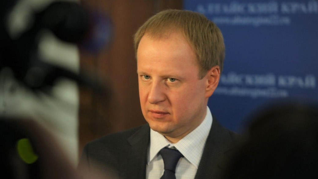 Виктор Томенко рассказал как на Алтае отпразднуют столетие Шукшина По словам губернатора Алтайского края вопрос организации обсуждался на самом высоком уровне Соответствующий указ президент Российской Федерации подписал в декабре 2024 года Такое решение руководства страны это знак того что писатель режиссер и актер является особо значимой фигурой для отечественной культуры Это признание вклада Василия Макаровича Шукшина в культурное наследие России В соответствии с указом президента страны организационный комитет по подготовке этой значимой даты создан на федеральном уровне а возглавила его министр культуры России Ольга Борисовна Любимова рассказал Томенко Также глава региона отметил что празднование столетнего юбилея писателя будет отличаться от обычного празднования Шукшинских дней Мероприятия планируют провести не только на Алтае но и в других регионах страны Сформирован единый федеральный план мероприятий которые будут проводиться в период с 2026 по 2029 годы Не только в Алтайском крае но и Москве Санкт Петербурге Самаре Волгограде в станицах Вешенской и Клетской всего запланировано около 70 мероприятий в том числе за рубежом Крупные выставочные проекты в федеральных музеях и в Российской государственной библиотеке Гастроли по городам России симфонического оркестра Алтайской филармонии с сюитой Мастер Всероссийский театральный фестиваль Здравствуйте люди в Барнауле Также к юбилею планируется открыть новый музей Усадьбу крестьянского быта начала ХХ века и установить памятник матери Шукшина Марии Сергеевне Куксиной