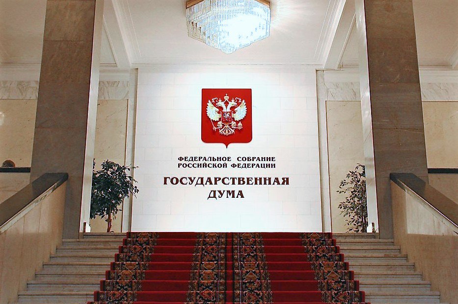 Сегодня на пленарном заседании Государственной Думы принят пакет изменений в законодательство направленных на обеспечение стабильного и непрерывного развития ключевых направлений в четырёх воссоединённых с Россией регионах В третьем чтении одобрены поправки в отдельные федеральные конституционные законы касающиеся особенностей государственного и муниципального контроля и охраны окружающей среды Во втором и третьем чтениях приняты изменения продлевающие действие особых правил в сферах медицинской и фармацевтической деятельности а также обращения лекарственных средств и медицинских изделий Как заявил Председатель Государственной Думы В В Володин работа по интеграции Донецкой и Луганской народных республик Запорожской и Херсонской областей в единое правовое поле России завершена Принято порядка 70 базовых законов многие инициированы депутатами Обеспечены все социальные гарантии жителям регионов и сформирована основа для их экономического развития Система базовых законодательных актов принятая Государственной Думой создает прочную основу для стабильного развития этих регионов в составе Российской Федерации Подписывайтесь на мой канал в MAX В П Водолацкий