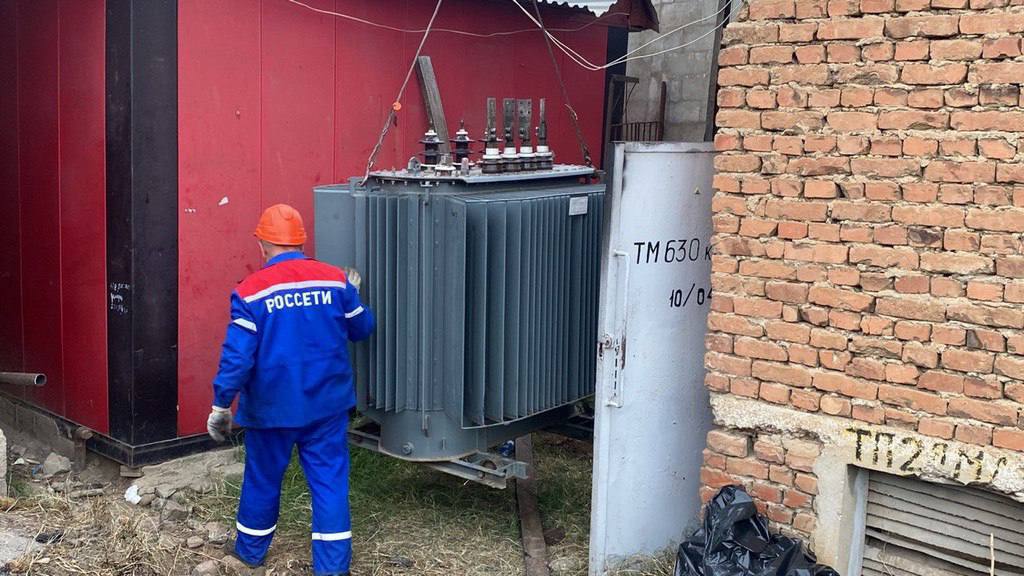 В четырех муниципалитетах Дагестана ожидаются длительные отключения электроэнергии До 18 декабря в Шамильском Тляратинском Цунтинском районах и Бежтинском участке возможны временные отключения света с 8 00 до 17 00 часов Об этом сообщает Минэнерго Дагестана Причина плановый ремонт линии ВЛ 110 кВ Шамильское Анцух в частности замена опор протяжка проводов и другие работы для повышения надежности электроснабжения