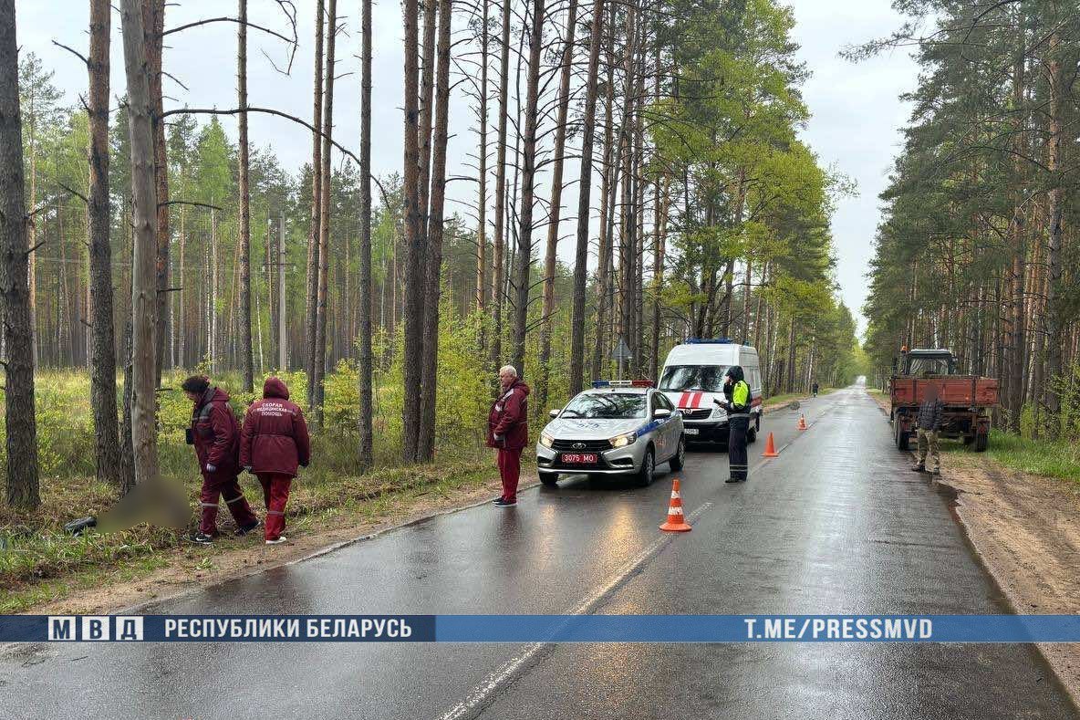 ДТП на Минщине: погибли несовершеннолетние #гаи_минобл Сегодня около семи утра в Смолевичском районе на автодороге "Жодино - Зеленый Бор - Кленик" 17-летний водитель-бесправник на мотоцикле "Минск", по предварительной информации, не справился с управлением, съехал в правый по походу движения кювет, где совершил наезд на дерево. Мотоциклист и его 17-летний пассажир погибли. Оба находились без мотошлемов. На месте происшествия работают сотрудники ГАИ, следственно-оперативная группа. Всем участникам дорожного движения необходимо неукоснительно соблюдать ПДД. Водителям учитывать скоростные ограничения, погодные условия, строго выполнять требования сигналов светофоров и дорожных знаков.
