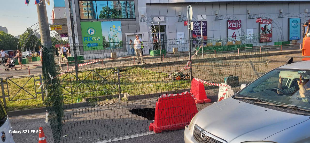 В Краснодаре ликвидируют провал на улице Сормовской Обрушение произошло на железобетонном коллекторе диаметром 600 миллиметров по адресу: ул. Тюляева 2, глубина провала порядка 7 метров, протяжённость 6 метров. На время работ воду жителям не перекрывают. Провал произошел на старом железобетонном трубопроводе 1980 года. Специалисты обследуют сеть выполняют промывку трубопровода для понижения уровня сточных вод и устанавливают перекачивающую станцию. В связи с проведением ремонтных работ по улице Сормовская будет ограничено движение по двум полосам в сторону улицы Тюляева, сообщает Росводоканал Краснодар. Работа Авто Медицина