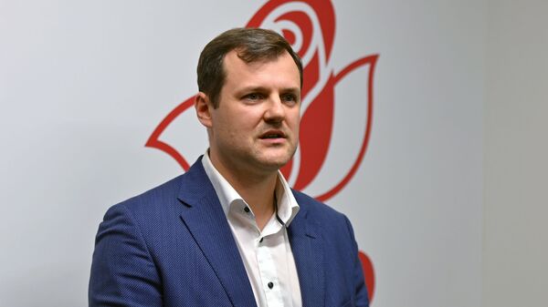 Премьер Литвы Гинтаутас Палуцкас, которому президент страны дал две недели на принятие решения о политическом будущем после коррупционного скандала, уходит в отставку, - сообщают местные СМИ. Причина претензий - компания, принадлежащая членам семьи Палуцкаса, стала победителем конкурса на получение европейской поддержки. Отсюда -новая европейская мудрость : То, что позволено Урсуле, то не позволено Палуцкасу!