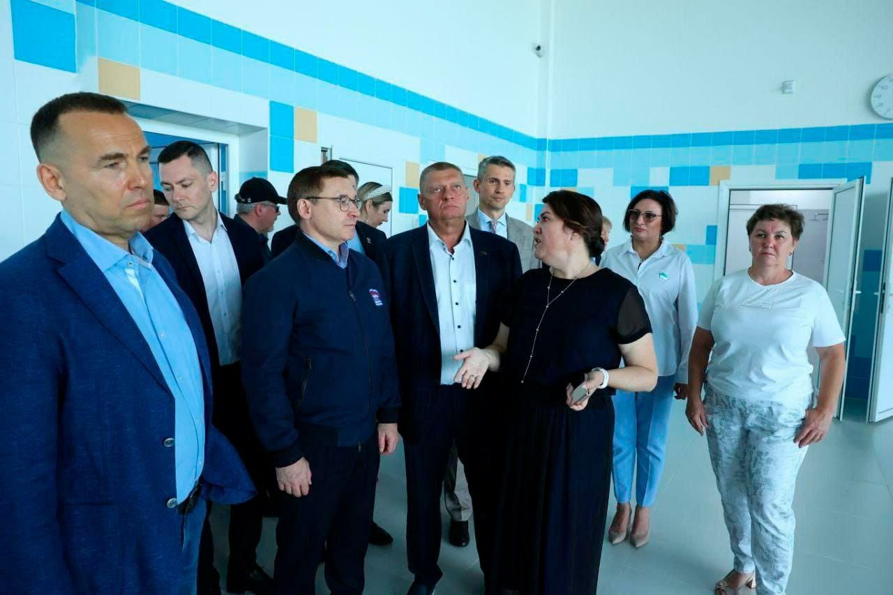 Вчера в Кургане гостил секретарь Генсовета «Единой России» Якушев. Осмотрел бассейн КГУ, который строят с горем пополам пятый год, сделал вывод, что региону удаётся делать качественные объекты за небольшие деньги. «В очередной раз призываю приехать сюда поучиться», – сказал он. Представляем картину маслом. Сидят за партами соседские губернаторы и руки тянут по очереди: – Вадим Михалыч, научите, как детсады строить за 130 млн, а не по 4 млрд за штуку? – А правда, что вы на ДК меньше 27 млрд тратите? В чём секрет? – А с метротрамом тоже так можно? – А домики для белочек скока стоят у вас? Мы за каждый 160 тыщ платим. И Шумков важно: – Господа, записываем, это база, это знать надо – для начала работаем над тем, чтоб красть в регионах было нечего.