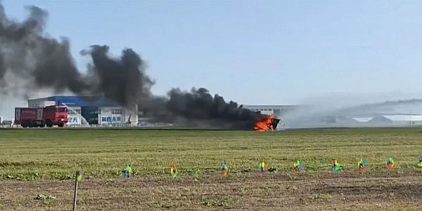 На репетиции авиашоу в Китае столкнулись два летающих электромобиля Две летающих машины китайского производителя электромобилей Xpeng столкнулись в воздухе во время репетиции авиашоу в китайском Чанчуне сообщает Bloomberg При приземлении один из так называемых электрических аппаратов вертикального взлета и посадки eVTOL загорелся в то время как другой смог благополучно добраться до земли сообщает издание Уточняется что автомобили летели слишком близко друг от друга Сейчас идет расследование причин происшествия aviaru net n287795