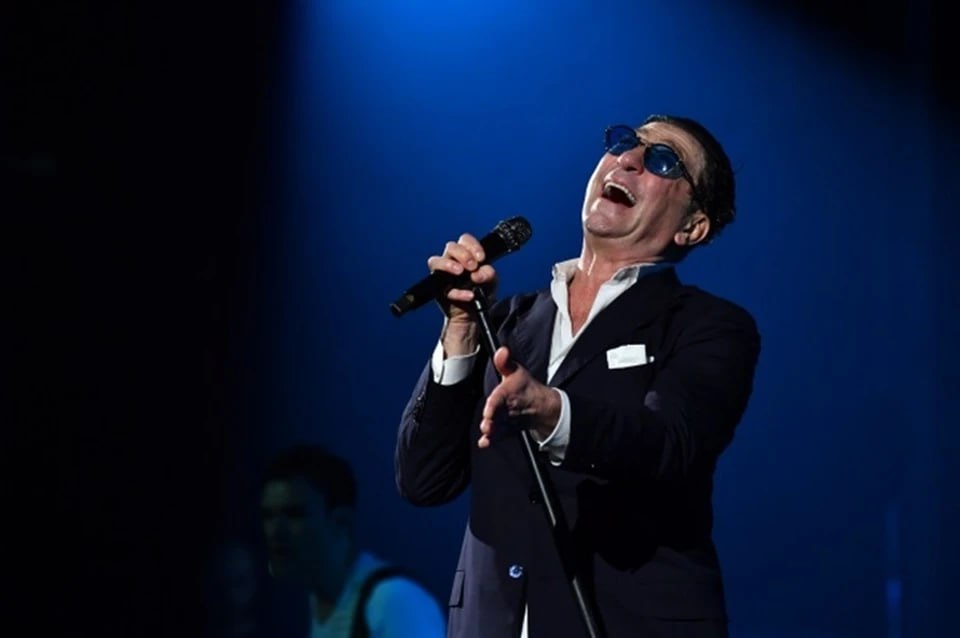 Певец Григорий Лепс повысил гонорар на миллион рублей перед Новым годом Лепс начал брать 12 миллионов рублей за частные мероприятия Артист планирует провести максимальное количество корпоративов На данный момент дат на бронирование частных вечеринок практически не осталось В райдер Лепса входят перелеты бизнес классом или частным самолетом а также выплаты певцу суточных в размере 30 тысяч рублей Кубанские Новости Мы в MAX