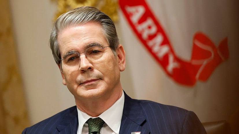 Министр финансов Бессент подчеркнула что Соединенные Штаты планируют уменьшить свою зависимость от редкоземельных металлов поставляемых из Китая В ближайшие один два года мы будем действовать очень активно и сможем преодолеть ту угрозу которую представляет для нас и всего мира Китай