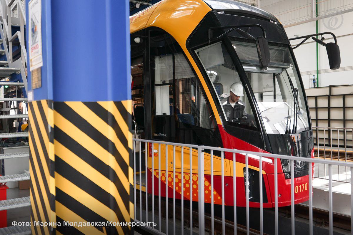 В верхнепышминском трамвайном депо Свердловская область начали тестировать первый беспилотный трамвай рассказали в компании Группа Мовиста Беспилотный Львенок может самостоятельно заезжать на мойку останавливается перед препятствием на расстоянии 7 10 метров а также имеет возможность экстренной остановки По словам свердловского замминистра транспорта Николая Моргунова Свердловская область подаст заявку для введения экспериментального правового режима который позволит протестировать трамвай в рабочих условиях Сейчас режим эксперимента действует в Москве Санкт Петербурге и Нижегородской области Подписывайтесь на Ъ Урал