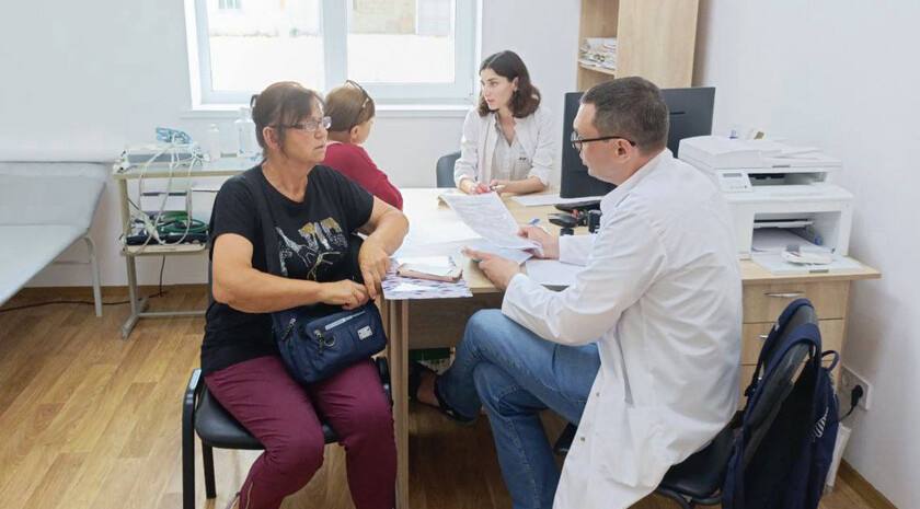Врачи Приазовской больницы провели выездной прием в Александровке «Сельские жители нуждаются в доступе к узкоквалифицированной медицинской помощи, и наши выезды помогают решить эту проблему. Особенно это важно для пожилых людей, которым сложно добираться до районного центра», — подчеркнула хирург-онколог Анастасия Калинцева. Прием велся по шести направлениям: кардиология, неврология, онкология, ультразвуковая диагностика, гинекология и стоматология. Из общего числа пациентов — 121 ребенок. Четырем пожилым людям помощь была оказана на дому. По итогам консультаций пациенты получили направления на дополнительное обследование и лечение. Выездные бригады врачей продолжают работу в селах Приазовья. Фото: Официальный Телеграм-канал Минздрава Запорожской области , VK и ОК и читайте новости на нашем сайте