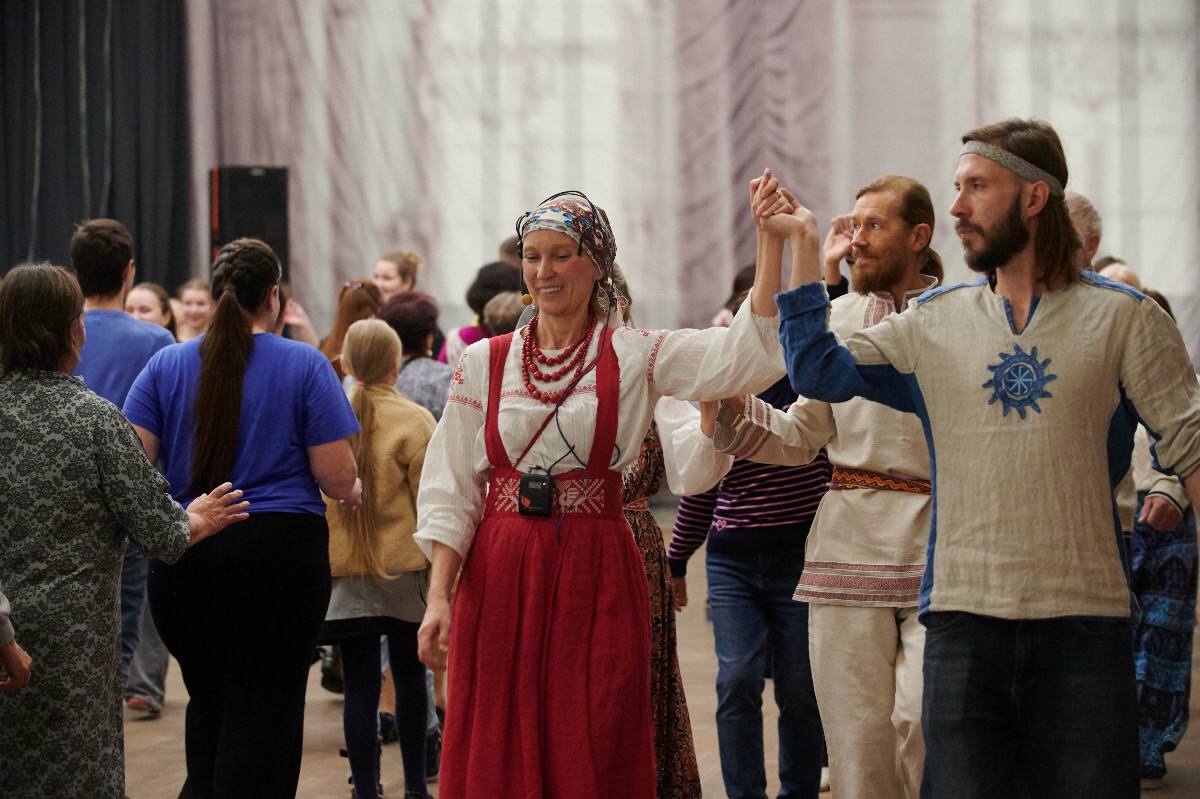 Молодежный фестиваль «Фолк-перекресток» пройдет в Уральском центре народного искусства.  Фестиваль объединяет разные поколения, соединяя традицию и современность. Танцевальный перформанс соединит хип-хоп с фолк-мотивами, пройдет дефиле фолк-коллекции и перфоманс «Электро&Балалайка», объединение «ФолкЪ-ТолкЪ» обучит азам кадрили и других парных танцев.  В музыкальной части фестиваля Уральский русский оркестр представит программу «Великие писатели России. Бажовские россыпи», музыкант Виктор Оськов познакомит со звучанием древних фолк-инструментов, а московская группа «DEEPFOLK» покажет, как сочетаются этнические мотивы с современным звучанием. Будут работать воркшопы и ярмарка мастеров.  Фестиваль состоится 4 ноября с 13:00. Вход свободный, полная программа здесь.   Культура Урала