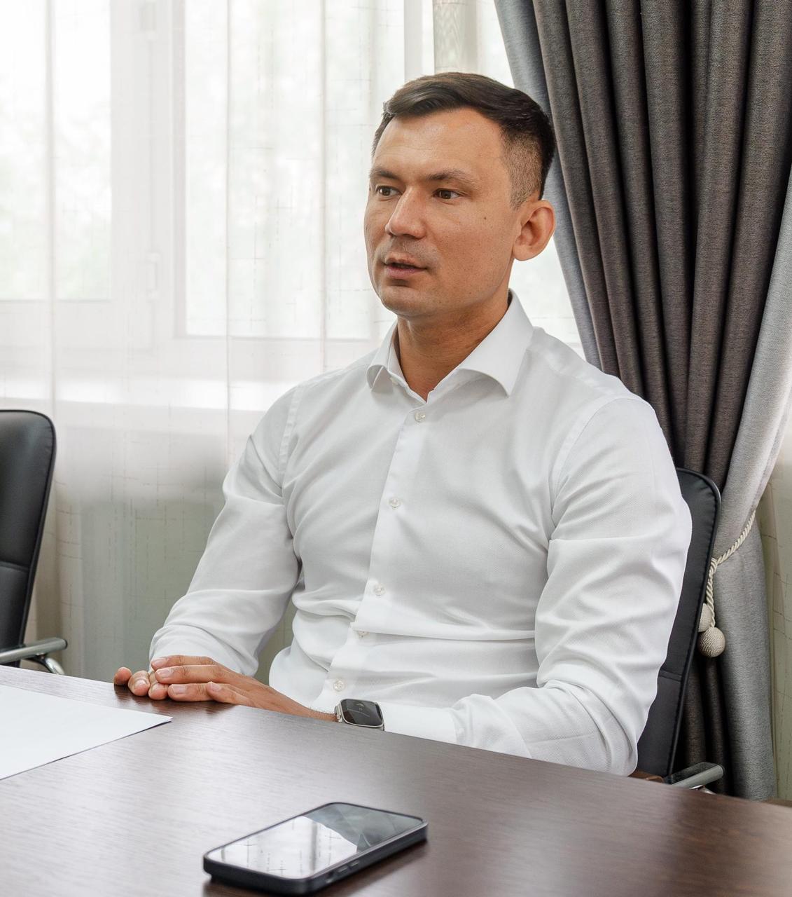 Кто виноват в пожарах И о министра природы края Павел Волжин на заседании фракции Единая Россия краевого Заксобра назвал основные причины из за которых разгорались лесные пожары в регионе в этом году По данным министра всего в регионе за текущий пожароопасный сезон который со дня на день будет закрыт губернатором края в Забайкалье зарегистрировали 691 пожар на площади в 1 9 млн гектаров 1  Самая главная причина по словам министра это неосторожное обращение с огнем Из за этого возникло 378 пожаров которые уничтожили 1 37 млн гектаров земли возбуждено 45 уголовных дел 2  Вторая по популярности причина грозы 99 пожаров 3  Третья переходы огня с земель сельхозназначения В основном это так называемые палы Еще в крае выявлено 10 умышленных поджогов 4 случая из за учебных стрельб военных а три раза огонь переходил в Забайкалье из Бурятии Ущерб от пожаров и затраты на их тушение в регионе в 2025 году превысили 8 млрд рублей Чита Ру в МАХ