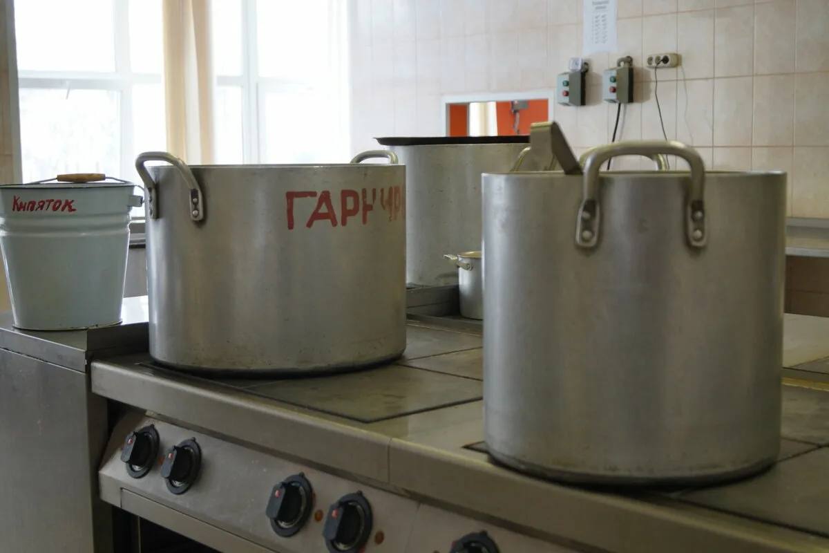 Котел взорвался на Молочной кухне во время приготовления творога на улице Краснодонцев в Автозаводском районе В результате пострадала 50 летняя санитарка которая стояла рядом У нее ожоги лица шеи и рук на общей площади 20 поверхности тела В гострудинспекции сообщили что причиной стала неисправность предохранительного клапана Подпишись Предложи новость
