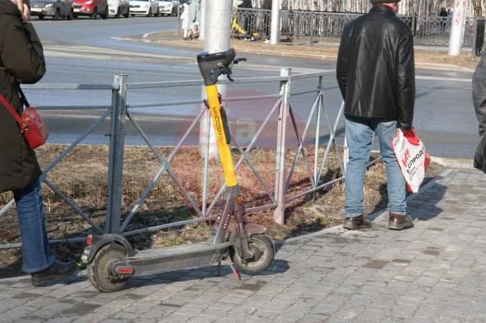 Жители Югры начали получать первые штрафы за нарушение правил езды на электросамокатах В Югре шесть человек получили штрафы за нарушение правил использования электросамокатов с начала сезона. Об этом сообщает «Югорский снегирь» со ссылкой на пресс-службу УМВД по региону. В этом году зафиксировано уже шесть случаев нарушений правил использования СИМ. В Нефтеюганске – 2, Нижневартовске – 2, Ханты-Мансийске и Сургуте по одному случаю. Размер штрафа определяет суд. Как пояснили в ведомстве, чаще всего нарушители получали штрафы за пересечение проезжей части без спешивания и управление мощным электросамокатом без шлема и водительских прав. ___________ siapress.ru
