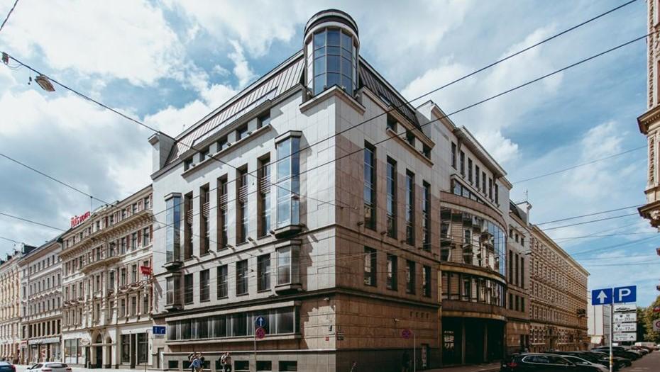 Конфискованный Дом Москвы в Риге назвали заколдованным: его опять никто не купил Очередной аукцион в понедельник, 14 июля, завершился безрезультатно, сообщает портал bb.lv. Госпредприятие Valsts nekustamie īpašumi VNĪ, Латвийская госнедвижимость пыталось продать объект недвижимости за 2,142 млн евро, но желающих вновь не нашлось: на аукцион не было подано ни одной заявки. Торги проводились уже в пятый раз. izsoles.ta.gov.lv