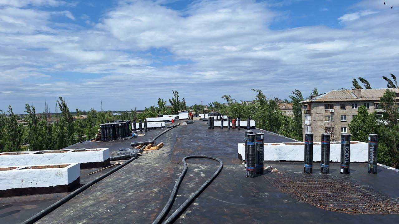 В текущем году в ДНР капитально отремонтируют кровли более чем 600 многоквартирных домов Из за участившихся этой осенью жалоб на протекающие крыши Глава Республики Денис Пушилин поручал новому руководителю Фонда управления МКД взять ситуацию под личный контроль Отчёт о выполнении поручения он заслушал на оперативном совещании В этом году капитально отремонтированы кровли в 398 домах находящихся в ведении фонда 140 домов в работе и еще 98 кровель восстановим до конца года сообщил Глава ДНР Отдельный отчёт представил глава городского округа Донецк Алексей Кулемзин По его словам совместно с Москвой в городе отремонтированы 69 кровель еще 64 восстановили аварийные бригады Фото Администрация городского округа Снежное vsednrru