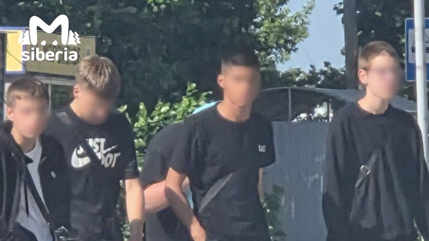 Банда подростков побила 14-летнего парня в Новосибирске. Говорят, что они не первый год терроризируют район. Отец пострадавшего рассказал, что сына поколотили 27 июня у магазина на Оловозаводской, 4а. Били жестоко, сами даже не смогли сформулировать, за что. Всех подозреваемых задержали и допросили. Мужчина призывает помочь тех, у кого есть видео случившегося. Школьник в больнице. У него черепно-мозговая травма, перелом носа, челюсти и другие травмы.