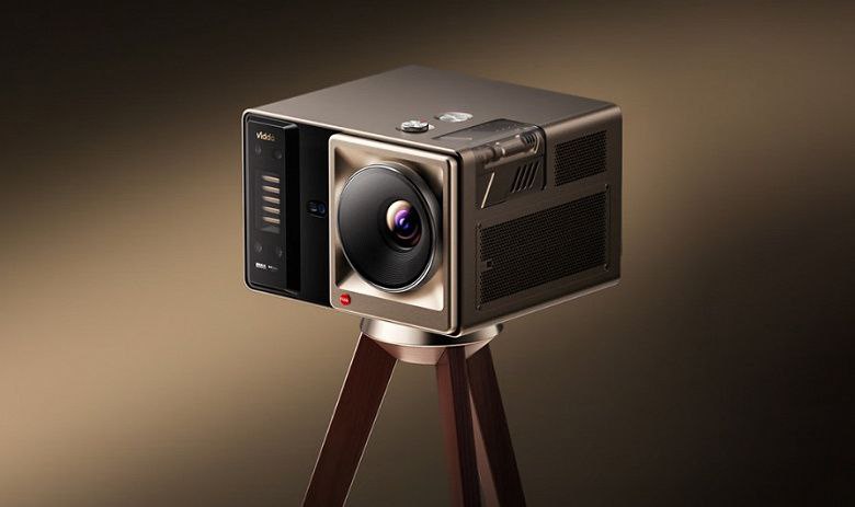 Vidda C5 Boundless Master Hisense открыла предзаказы на премиальный лазерный проектор Vidda C5 Boundless Master для домашних кинотеатров Устройство оснащено двухъядерной лазерной системой Alpha MCL с яркостью 6800 люмен стеклянным объективом Hubble Red Label звуком JBL 2 1 и поддержкой Dolby Vision HDR10 и DTS X Максимальный размер проецируемого экрана целых 300 дюймов Цена предзаказа 300 000 рублей
