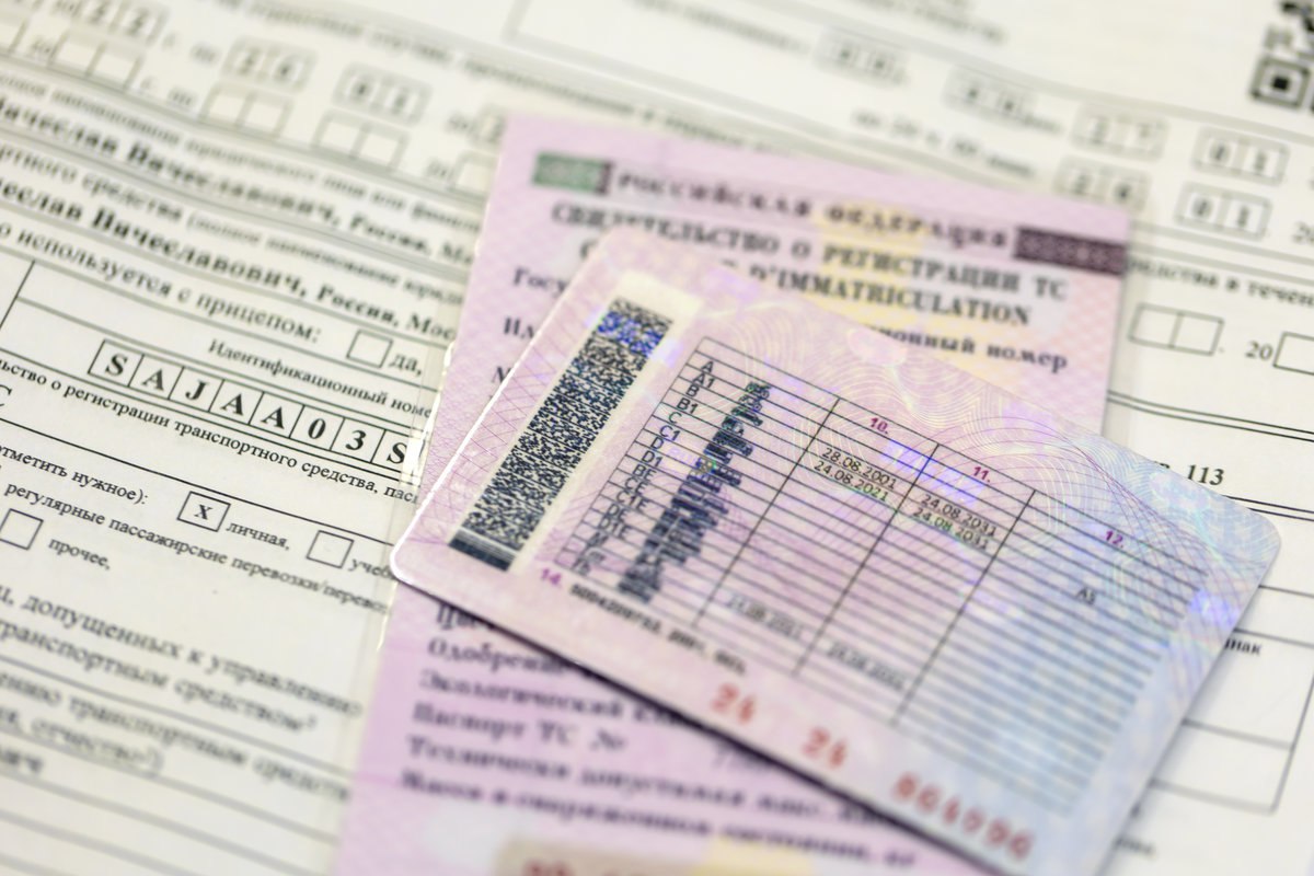Права за 6000, СТС за 4500 рублей: какие пошлины хочет поднять правительство Правительство внесло в Госдуму законопроект, предлагающий увеличить автомобильные и транспортные пошлины. Изменения могут вступить в силу уже 1 сентября 2025 года. Сборы хотят поднять за целый ряд действий. К примеру за выдачу водительского удостоверения — это станет вдвое дороже. А получение СТС, согласно проекту, подорожает втрое. Кроме того, предлагается ввести и новые пошлины. Мы составили таблицу всех изменений и узнали, что об этом думают эксперты. Читать в Журнале Авто.ру