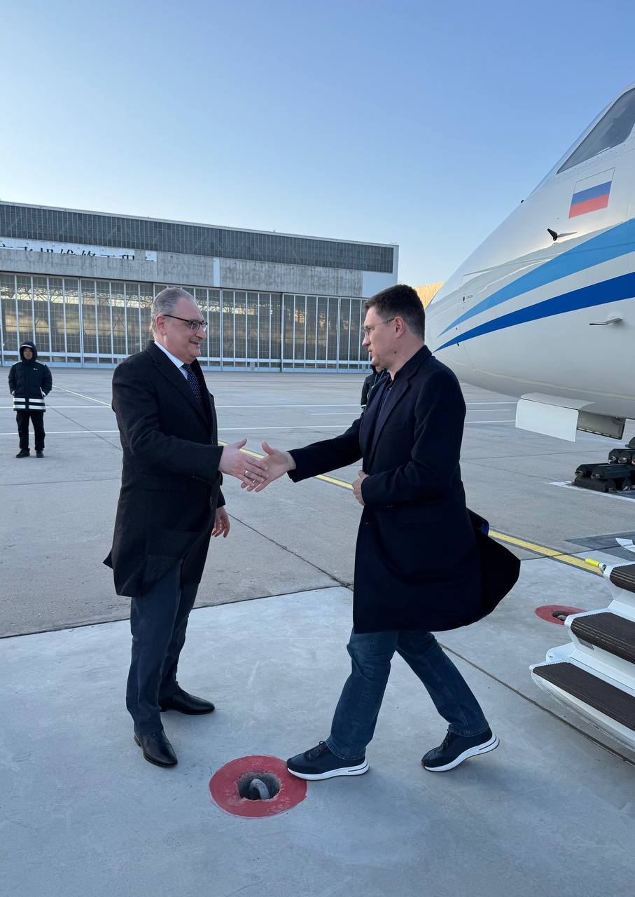 Вице премьер Александр Новак прибыл в Пекин для участия в VII Российско Китайском энергетическом бизнес форуме который пройдет в столице КНР 25 ноября Форум был учрежден в 2018 году по поручению глав двух государств и является важной институциональной площадкой эффективно способствующей укреплению стратегического партнерства России и Китая в сфере энергетики Мероприятие проводится ежегодно под эгидой Комисии при Президенте Российской Федерации по вопросам стратегии развития топливно энергетического комплекса и экологической безопастности и Государственного энергетического управления КНР Организаторами выступают ПАО НК Роснефть и Китайская национальная нефтегазовая корпорация В предстоящем Форуме ожидается участие руководителей профильных российских и китайских ведомств энергетических финансовых и транспортных компаний видных экспертов и общественных деятелей двух стран