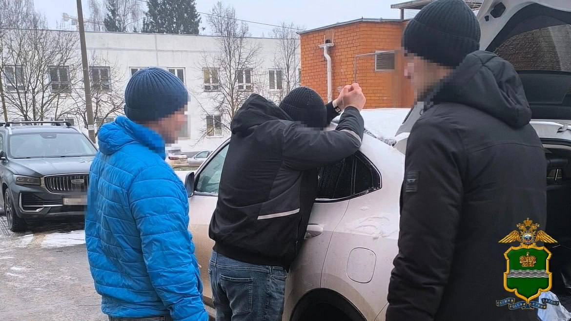 В Обнинске задержали подозреваемого в коммерческом подкупе Полицейские выявили факт коммерческого подкупа в сфере строительного контроля Под подозрение попал 39 летний житель Обнинска сотрудник акционерного общества которое контролировало строительство многоквартирного дома на улице Курчатова По версии следствия мужчина потребовал у представителя застройщика 1 миллион 750 тысяч рублей за подписание документов о приёмке выполненных работ После этого директор строительной компании обратился в полицию Дальнейшие переговоры проходили под контролем оперативников В момент передачи денег подозреваемого задержали В отношении мужчины возбуждено уголовное дело по статье о коммерческом подкупе Суд избрал ему меру пресечения в виде заключения под стражу Сейчас правоохранительные органы выясняют все обстоятельства произошедшего и проверяют мог ли задержанный быть причастен к другим подобным преступлениям Наш канал в МАХ