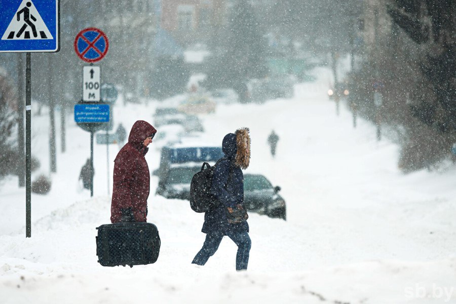 В Департаменте контроля качества образования Министерства образования напомнили о том в каких случаях занятия в учреждениях общего среднего и специального образования могут отменить из за мороза Решение о временном приостановлении образовательного процесса в учреждениях общего среднего и специального образования принимается местными исполнительными и распорядительными органами при 25 градусах мороза и ниже на 7 00 и скорости движения воздуха более 3 м с При этом не допускается проведение учебных занятий по физической культуре спортивно массовых и физкультурно оздоровительных мероприятий с обучающимися на открытом воздухе при температуре воздуха ниже 15 градусов мороза и скорости движения воздуха более 3 м с подчеркнули в Департаменте контроля качества образования