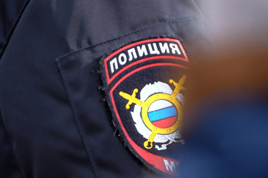 В Бурятии сотрудника МВД подозревают в превышении должностных полномочий Начальник тыла МВД подозревается в превышении должностных полномочий. Следственным комитетом республики в отношении него заведено уголовное дело. По данным следствия, здание отделения полиции в селе Кабанск он строил силами иностранцев-нелегалов, оказывал предпринимателю свое покровительство и укрывал факт нарушения миграционного законодательства. #Бурятия Подробнее в Номер один Сообщить нам свою новость можно по кнопке: Письмо в редакцию
