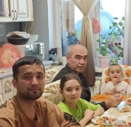 Кострома. Очередные идиоты чинуши вручили таджикской семье с 4 детьми Макхамовым жилищный сертификат на 2,7 миллиона рублей, в обход стоящих в очереди местных Русских семей. Оказалось, что "малоимущая" семья мигрантов, далеко не малоимущая, судя по фото из социальных сетей. При этом ветеран СВО Руслан Шевченко, получивший тяжкие увечья на фронте, потеряв глаз, до сих пор живёт с 7 детьми в однокомнатной квартире в Подольске, потому что он видите ли когда то имел какой то доход и не может считаться малоимущим. Скоты! Иван Александрович Отраковский - подпишись!