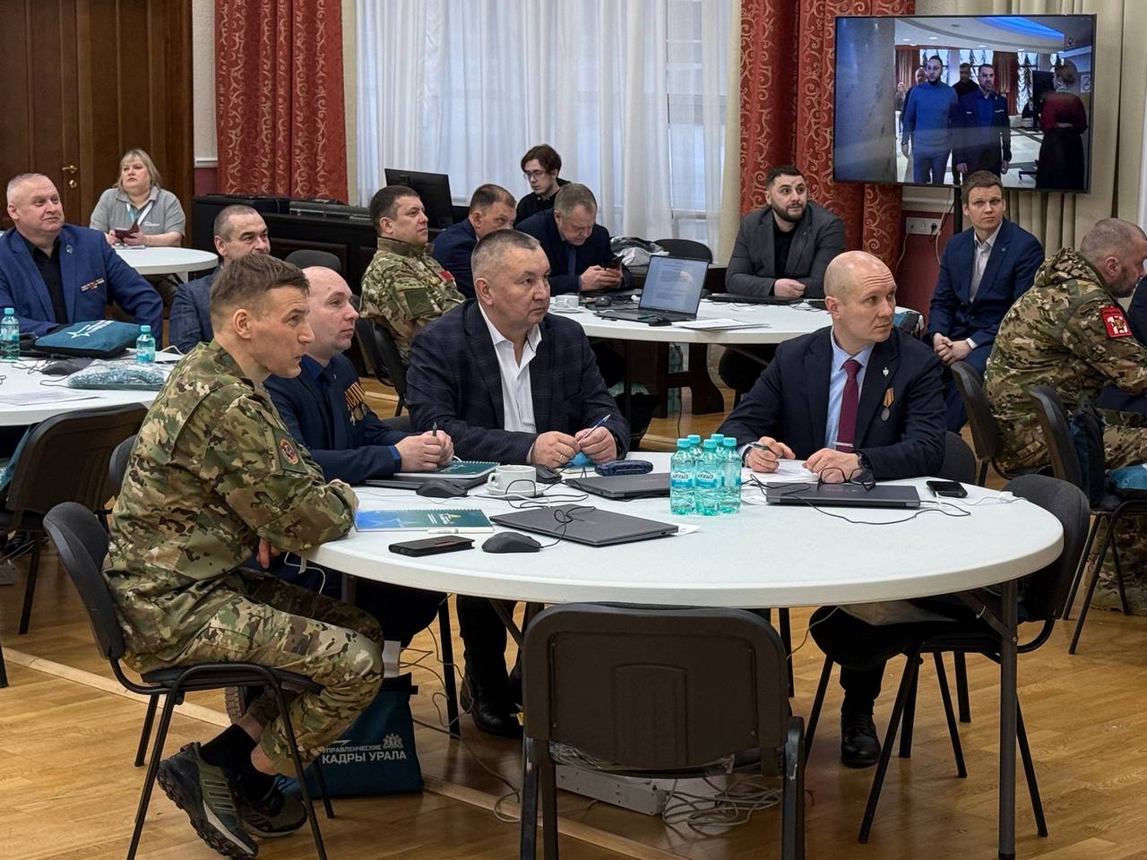 Всё как в бою участники СВО со Среднего Урала готовятся пополнить ряды управленцев В регионе стартовала третья очная сессия программы Управленческие кадры Урала С участниками будут работать представители исполнительной власти Свердловской области и топ менеджеры ведущих компаний региона Бойцы на реальных примерах изучат как реализовывать нацпроекты и важные госзадачи в конкретных городах работать сообща с бизнесом и обществом Каждый успешный боевой опыт это грамотное применение всех навыков и умений Сейчас бойцы спецоперации изучают мирные направления которые важны для жизни каждого региона и муниципалитета Уверен что в общем все эти знания наши ребята применят на благо родного региона отметил губернатор Денис Паслер Следующий шаг образовательного проекта стажировка которая стартует 24 февраля Финалисты будут принимать участие в разработке и реализации значимых проектов для региона Подписаться на 4 канал Мы в MAX