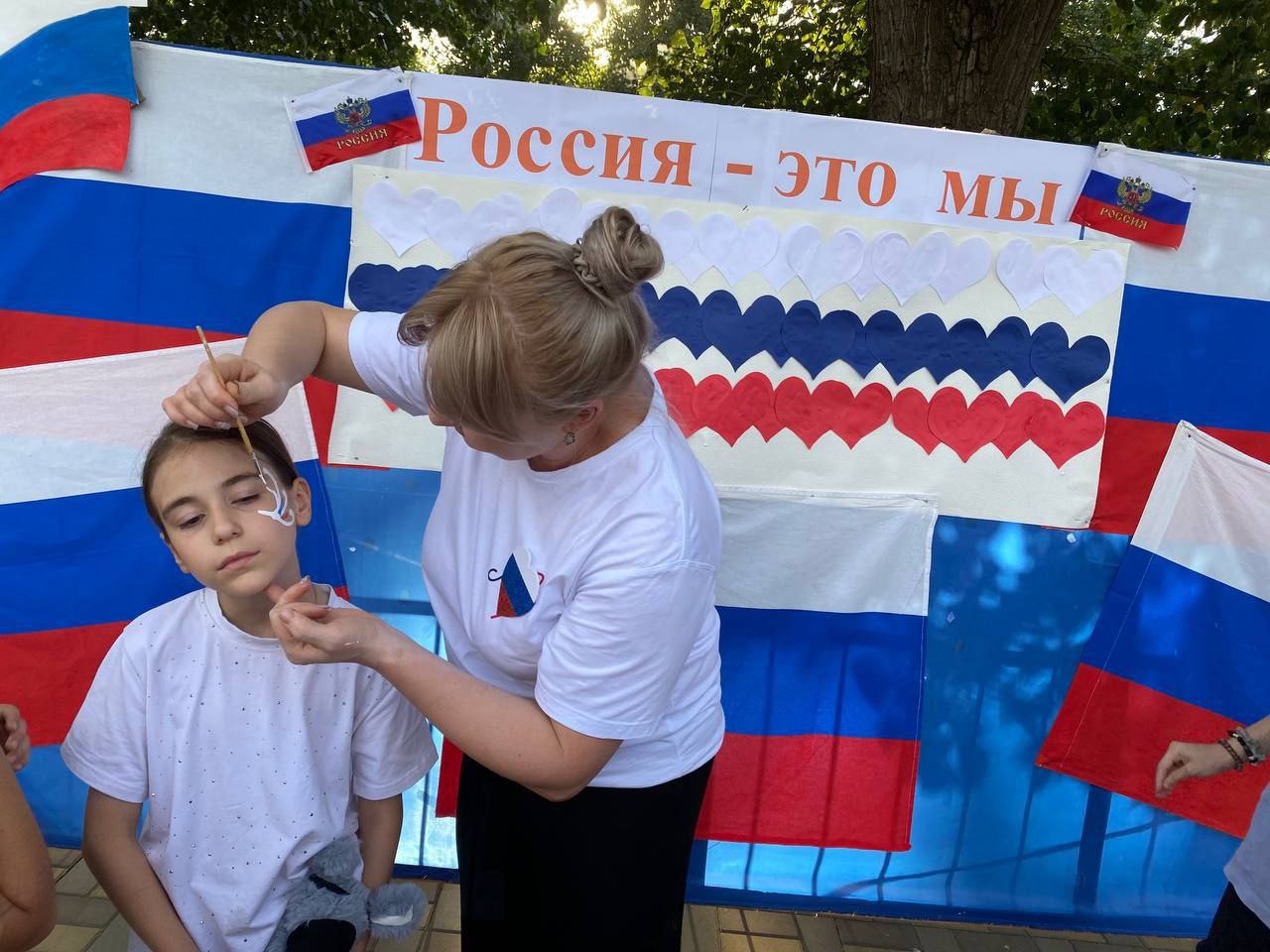 Триколор на щеках  В преддверии Дня Государственного флага России специалисты Мирненского сельского дома культуры провели яркую акцию «Три любимых цвета». Дети и взрослые с удовольствием участвовали в создании живых символов страны — на их лицах и руках появлялись бело-сине-красные узоры.    Аквагрим в цветах российского триколора стал не просто развлечением, а искренним проявлением патриотизма. Каждый участник унёс с собой не только праздничный «макияж», но и заряд хорошего настроения!