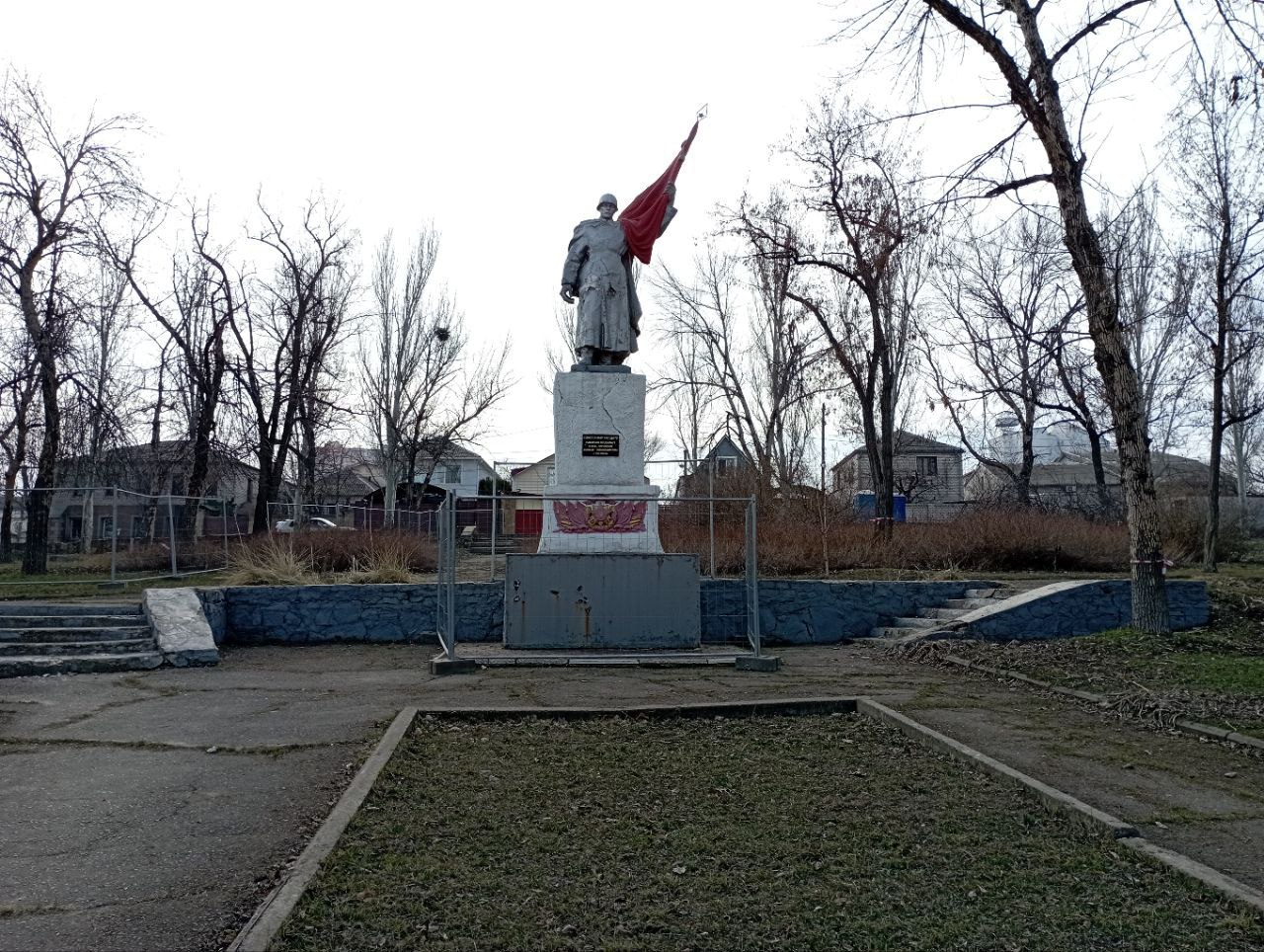 В Луганске взялись за восстановление сквера Советскому солдату.  У ДК Ленина уже кипит работа: убирают опасные деревья, старые лавочки — готовят место для будущего комфортного отдыха горожан.  В сквере, кстати, расположен памятник, посвященный воинам-освободителям Луганска, установленный в 1965 году.   Объект культурного наследия будет сохранен и интегрирован в обновленное пространство.  Прислать новость     Подписаться