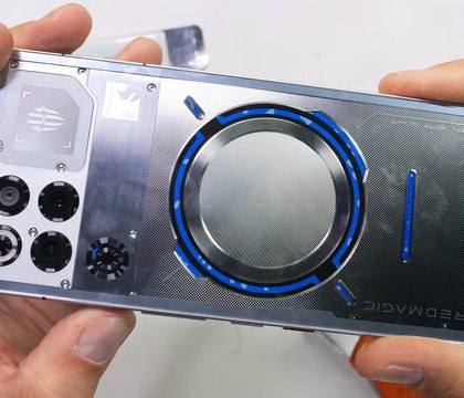 Первый в мире смартфон с жидкостным охлаждением прошел экстремальные испытания JerryRigEverything Накануне RedMagic представила флагманский игровой смартфон 11 Pro Он стал первым в мире серийным устройством с полноценной жидкостной системой охлаждения Гаджет уже был протестирован на прочность автором YouTube канала JerryRigEverything RedMagic 11 Pro по сути получил сразу три системы охлаждения активную жидкостную турбовентилятор и крупнейшую в индустрии пассивную испарительную камеру