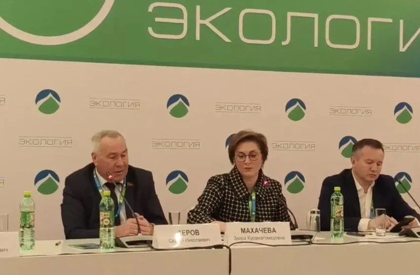 В Москве обсудили меры контроля открытой золотодобычи на Алтае Председатель комитета АЗКС по аграрной политике природопользованию и экологии Сергей Серов рассказал федералам как парламент Алтайского края предлагает прекратить золотодобычу открытым способом На днях позицию региона представили на международном форуме Экология Он состоялся 14 апреля в Москве Использование устаревших технологий и тяжелой техники приводит к необратимому уничтожению и деградации земель Происходит загрязнение рек и разрушение водного баланса территорий Все это вызывает широкий общественный резонанс жители требуют защиты национального достояния сказал Сергей Серов Алтайский край предлагает ускорить принятие законопроекта по созданию рекультивационных фондов Согласно проекту золотодобытчики смогут получать лицензии только при наличии финансового обеспечения Кроме того предложено полностью отменить заявительный принцип лицензирования россыпного золота а также досрочно прекращать право пользования недрами по всем типам лицензий