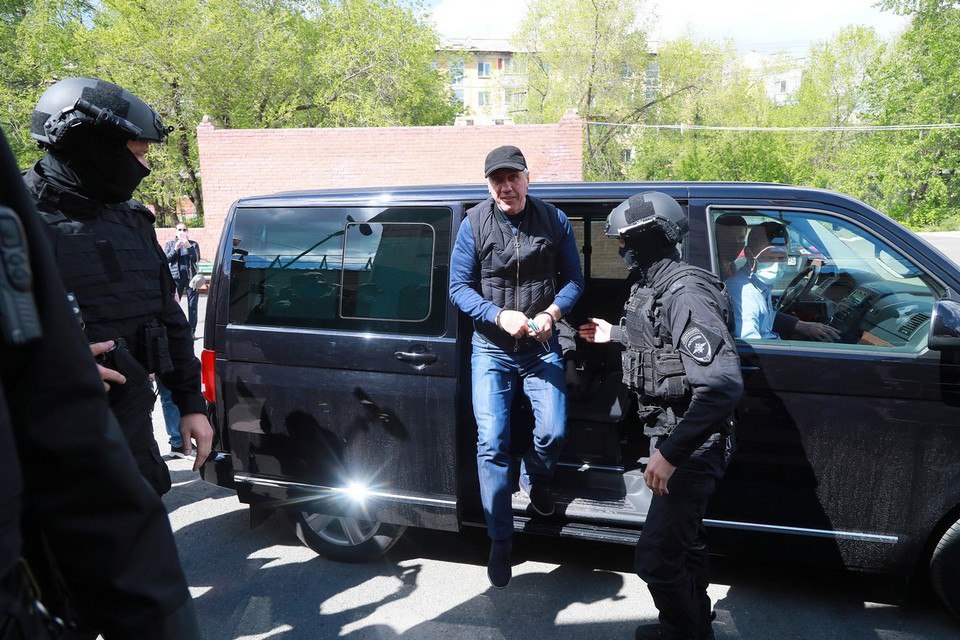 Анатолий Быков вновь ворвался в новостную повестку. Теперь уже с гражданским делом. Точнее – иском, который подал к нему бывший друг, затем кровный враг и – в итоге – жертва неудачного покушения Андрей Грабовский.    Напомним, что покушение было осенью 2004 года, а осудили Быкова за него спустя почти два десятка лет. А жертва покушения сейчас сам отбывает срок по 105 статье УК.    Изначальная сумма иска – 30 миллионов. Причем истец не стал предъявлять киллеру, мол, у того и так материальное положение не ахти.    В итоге суд вынес решение: 200 тысяч рублей компенсации и сверху 300 рублей госпошлины.