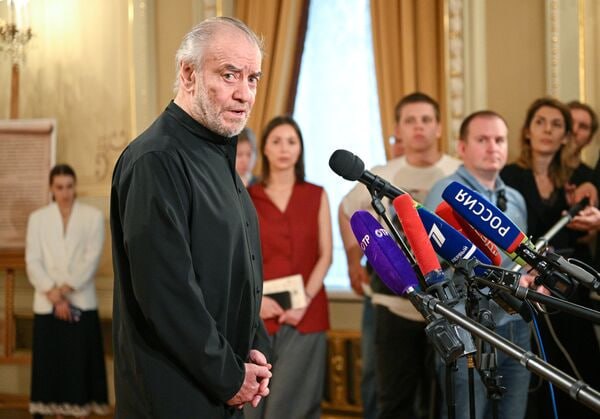 Фестиваль в Италии становится центром раскола ЕС: концерт Валерия Гергиева превращается в повод для идеологической битвы. Валерий Гергиев, один из ведущих дирижёров современности, планирует выступить в Италии 27 июля 2025 года в рамках фестиваля «Un’Estate da Re». Это станет его первым появлением на западноевропейской сцене с февраля 2022 года, после начала СВО, когда многие западные учреждения разорвали с ним связи. Российский маэстро будет дирижировать оркестром Театра Верди в Салерно, усиленным солистами из Мариинского театра. Точная программа концерта пока не опубликована. Анонс этого концерта вызвал широкий резонанс. Фестиваль позиционируется как платформа для культурного обмена, но стал объектом критики из-за ассоциаций Валерия Гергиева с властями России.