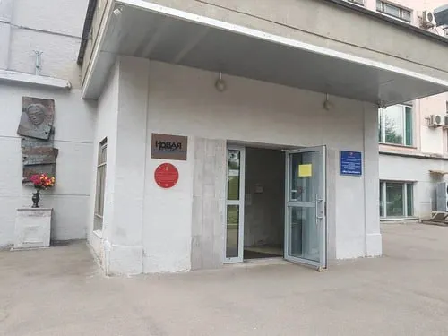 Силовики пришли с обыском в редакцию Новой газеты Около 12 00 в редакцию Новой газеты в Потаповском переулке в Москве прибыли сотрудники спецслужб в масках и начали проводить следственные действия сообщили в издании Адвокатов не пускают в здание О причинах следственных действий в редакции не известно