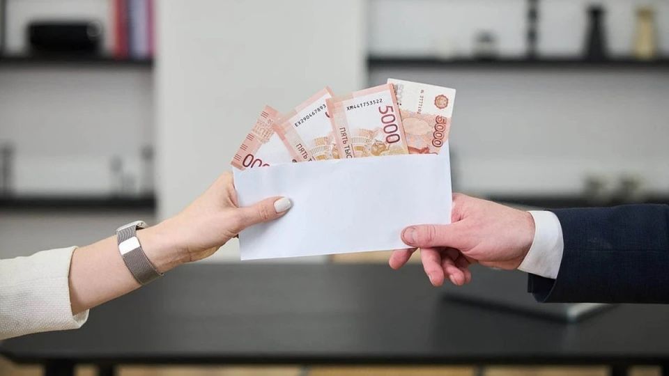 В Симферополе преподаватель техникума получила 11 взяток ее задержали В Симферополе 66 летнюю преподавателя одного из техникумов подозревают в 11 эпизодах мелкого взяточничества Об этом сообщили в пресс службе Крымского ЛУ МВД России на транспорте В период с 2023 по 2024 год женщина систематически получала деньги от студентов За это она обеспечивала беспрепятственную сдачу отчетных работ и экзаменов Преподаватель ставила положительные оценки без фактической проверки знаний Сумма каждой взятки варьировалась от 1000 до 5000 рублей говорится в сообщении Деньги переводили на карту женщины В общей сложности она получила более 26 тысяч рублей Возбуждено уголовное дело Фигурантка находится под подпиской о невыезде Материалы в отношении студентов причастных к даче взят Подробнее