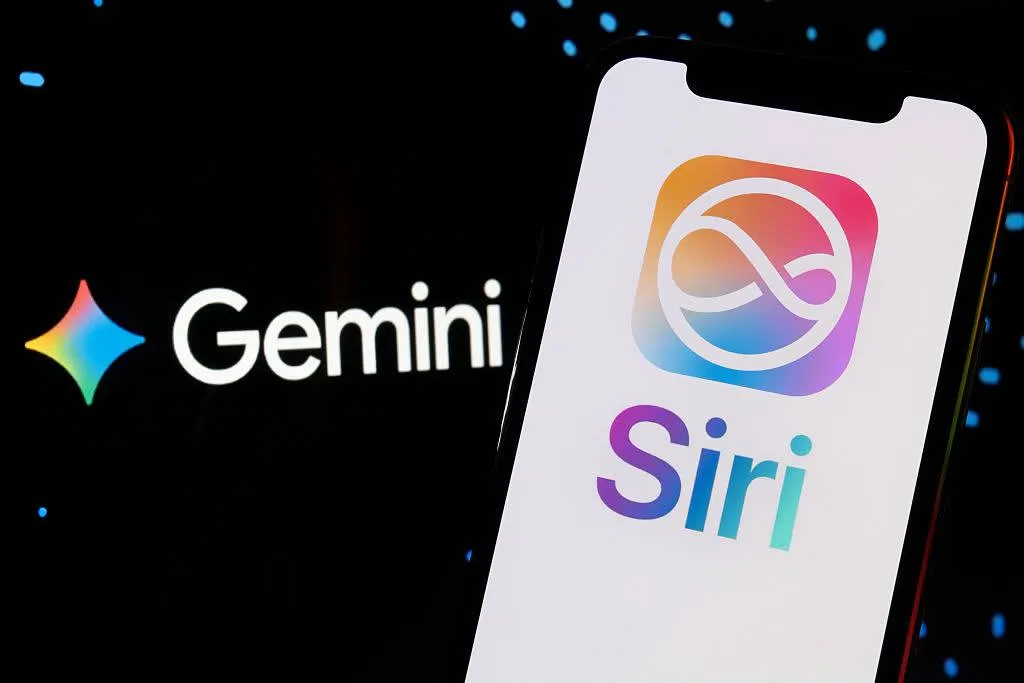 Google подтвердила что новая умная Siri на базе Gemini выйдет в этом году О сотрудничестве рассказал глава Google Cloud Томас Куриан на конференции Google Cloud Next 2026 в Лас Вегасе По его словам Google выступает предпочтительным облачным провайдером Apple и участвует в разработке Apple Foundation Models на базе Gemini Эти модели лягут в основу будущих функций Apple Intelligence включая обновлённую Siri   www iphones ru 1369339 новости iphonesru